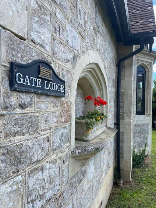 Gatelodge - Charming 2-bed Cottage, - Sleeps 3 Holiday home