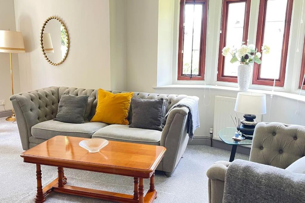 Gatelodge - Charming 2-bed Cottage, - Sleeps 3 Holiday home